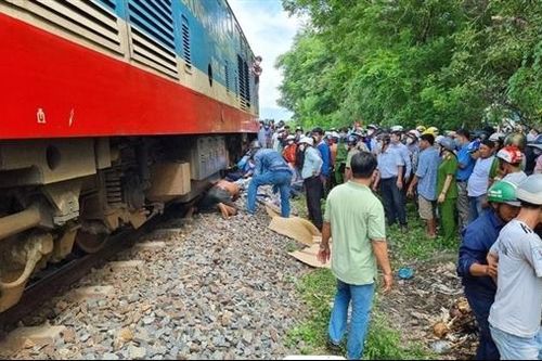 Tìm tung tích người phụ nữ bị tàu lửa tông chết