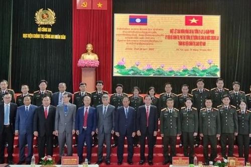 Phó Thủ tướng Chính phủ, Bộ trưởng Bộ Công an Lào thăm và làm việc tại Học viện Chính trị CAND