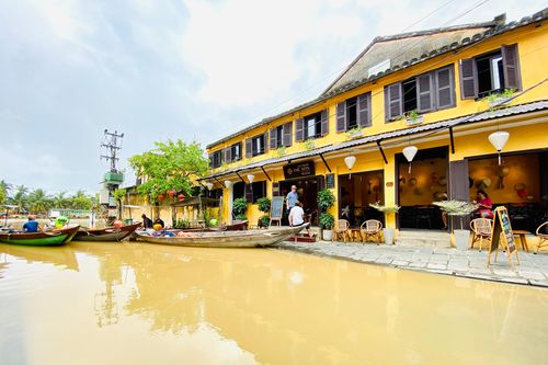 Du khách ngồi thuyền, xích lô tham quan Hội An trong ngày nước sông Hoài dâng