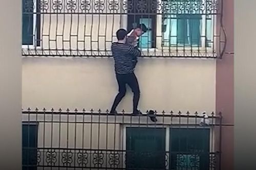 Người đàn ông leo 3 tầng lầu cứu em bé mắc kẹt ở lan can