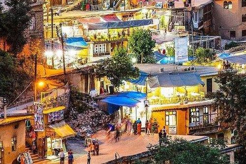 Ngôi làng độc nhất vô nhị: Mái nhà trở thành đường đi lại của cư dân