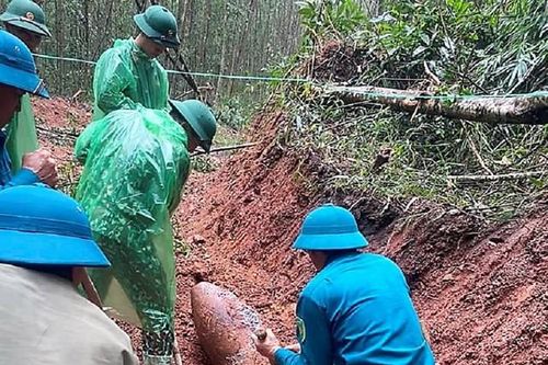 Người dân hoảng hồn phát hiện quả bom còn kíp nổ khi đào đất làm đường
