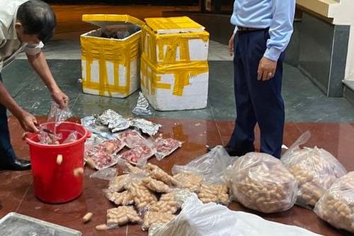 Tóm gọn hàng trăm gói chân gà ăn liền, xúc xích viên, thịt lợn đông lạnh không rõ nguồn gốc đang trên đường tiêu thụ