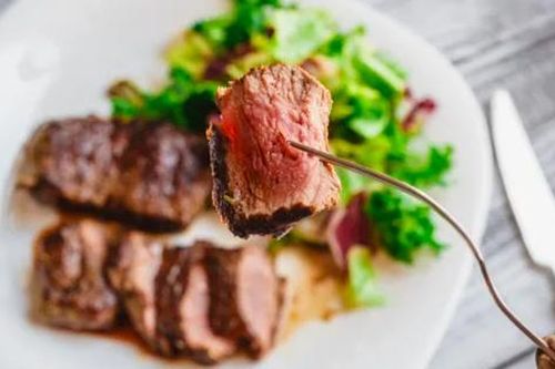 4 nhóm người không nên ăn thịt bít tết