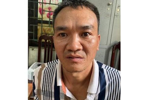 Biểu hiện nghi vấn của gã đàn ông điều khiển xe máy
