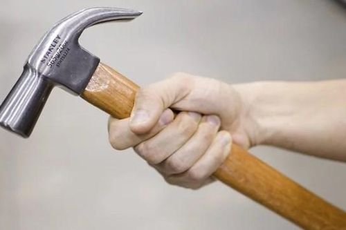 Quảng Ninh: Nửa đêm đột nhập vào quán đồ nướng tấn công con gái ông chủ