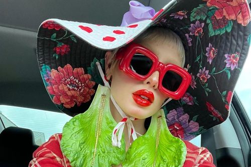 Mặc sặc sỡ để thấy vui hơn