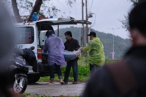 Thi thể người đàn ông nổi trên mặt biển