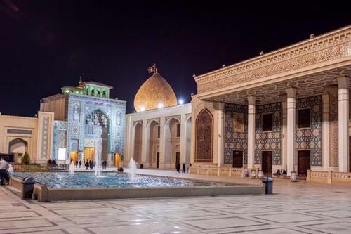 'Tấn công khủng bố' đền thờ ở Iran, gần 60 người thiệt mạng và bị thương