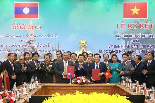 Tỉnh Kon Tum và Attapeu ký kết Bản ghi nhớ hợp tác toàn diện giai đoạn 2022 - 2027