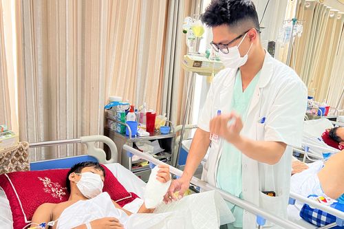 Bệnh nhi 13 tuổi đứt bàn tay vì tự mày mò làm thước kẻ gỗ