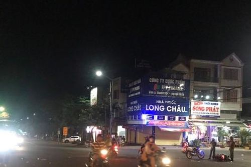 Một nạn nhân bị ô tô húc văng khi dừng đèn đỏ đã tử vong