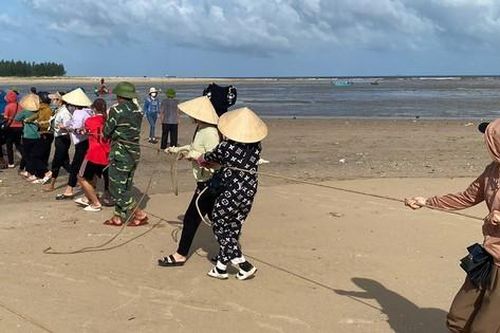 Quảng Bình: Cứu thành công 3 ngư dân bị chìm thuyền ở cửa lạch