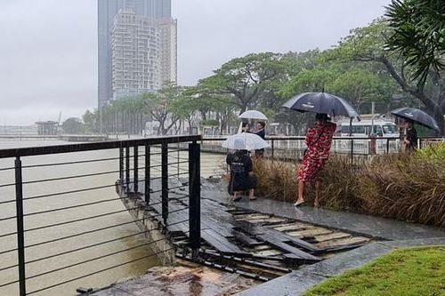 Ghé bến du thuyền bỏ hoang bên bờ sông Hàn một chiều mưa