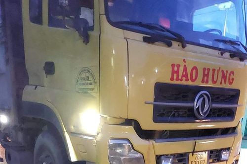 Bị cuốn vào gầm xe tải một nam sinh Quảng Ngãi nguy kịch