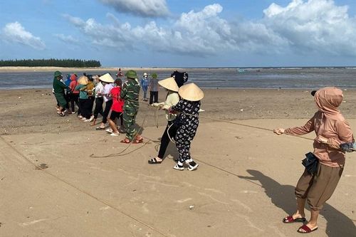 Ngư dân may mắn thoát nạn khi thuyền bị sóng đánh chìm