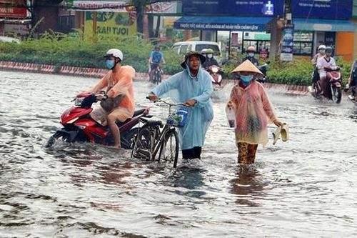 Mưa lớn đúng đợt triều cường, đường phố Cần Thơ biến thành biển nước