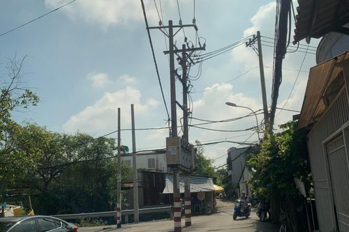 Bạn đọc tiếp tục phản ánh về các cột điện 'mọc' giữa đường