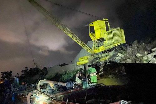 Hà Tĩnh: Bắt 2 thuyền vỏ thép khai thác cát trái phép trên sông Lam