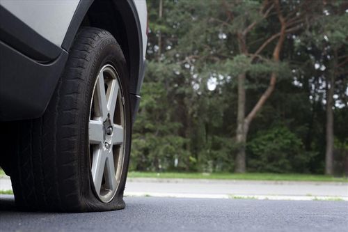 Những nguyên tắc an toàn cần nhớ nếu xe nổ lốp khi đang chạy tốc độ cao