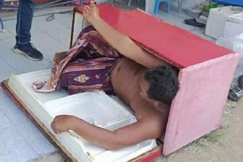 Người đàn ông sống xót kỳ diệu sau 6 giờ trôi trên biển nhờ... chiếc tủ lạnh cũ