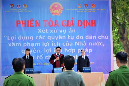 Chi đoàn TAND TP Thủ Đức tổ chức phiên tòa giả định tuyên truyền, phổ biến, giáo dục pháp luật cho hơn 500 sinh viên
