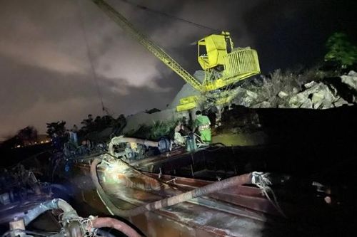 Hà Tĩnh: Trong đêm, bắt giữ 2 thuyền vỏ thép khai thác trái phép cát trên sông