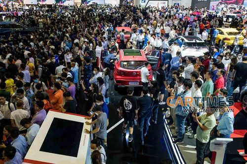 Khách 'chen chân' đi xem Vietnam Motor Show 2022