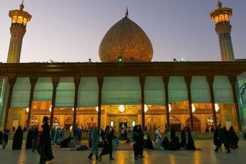 Tấn công khủng bố đền thờ ở Iran, 20 người chết