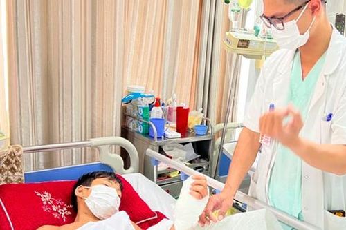 Tự làm thước kẻ gỗ, bé trai 13 tuổi gần đứt lìa bàn tay