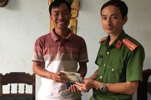 Biểu dương người phụ nữ nhặt được ví tiền trả người đánh rơi