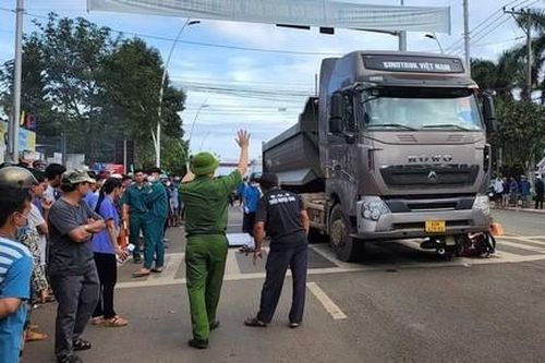 Ông chở cháu đi học bị xe 'hổ vồ' tông khiến cả hai tử nạn thương tâm