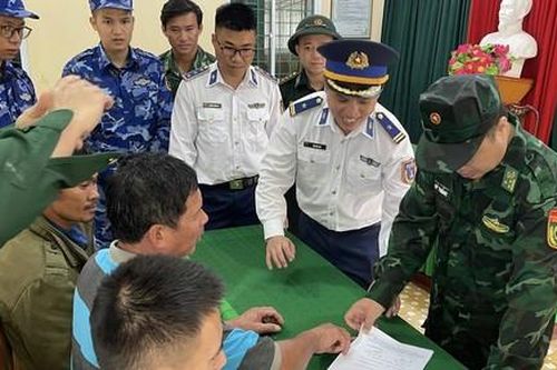 Tìm kiếm 3 ngư dân mất tích trên biển sau vụ tàu hàng va chạm tàu cá