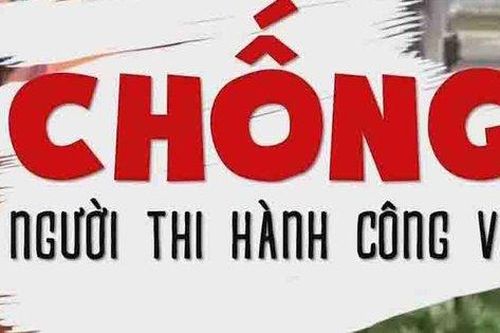Đối tượng không đội mũ bảo hiểm, dí thuốc lá đang cháy vào mặt công an