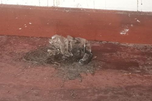 Một nhà dân bị ném chất bẩn giữa đêm khuya