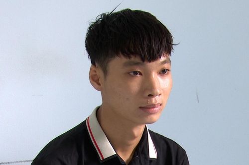 Con trai cầm dao đâm cha trọng thương
