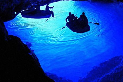 Làn nước phát sáng trong hang ở Italy