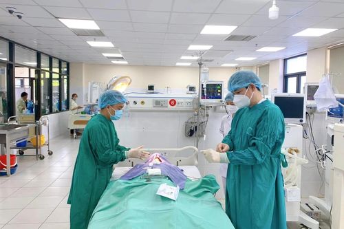Người cứng như khúc gỗ sau khi giẫm phải cọc nhọn
