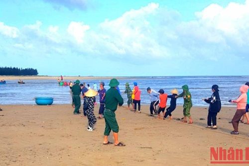 Quảng Bình cứu nhiều ngư dân bị nạn trên biển