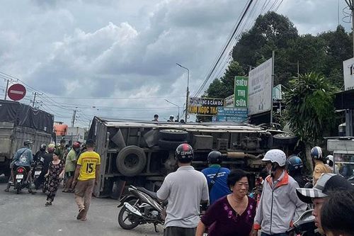 Ô-tô tải chở cám lật trên Quốc lộ 1A khiến 1 phụ nữ tử vong