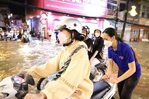 Cần Thơ: Màu áo xanh tình nguyện giữa những ngày triều cường dâng cao