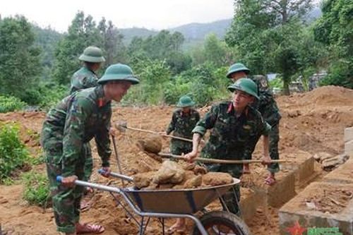 Bộ đội, dân quân khắc phục sạt lở đất ở nghĩa trang