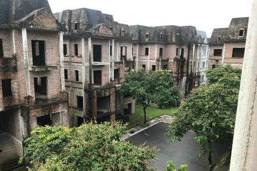 Hàng nghìn biệt thự bỏ hoang trong 'siêu đô thị' phía Tây Hà Nội