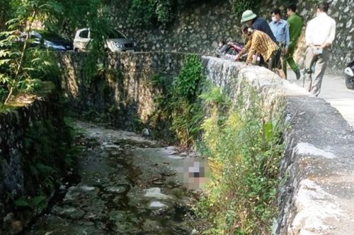 Phát hiện thi thể người đàn ông dưới suối cạn
