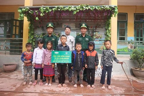 Cung cấp nước sạch cho gần 1.000 học sinh xã biên giới Na Cô Sa