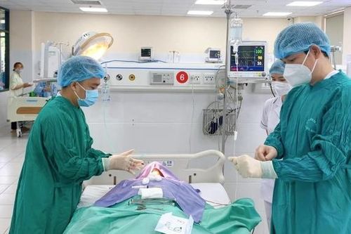Bác sĩ bỏ cả ngày nghỉ, đêm muộn, thuyết phục người nhà cho bệnh nhân ở viện điều trị