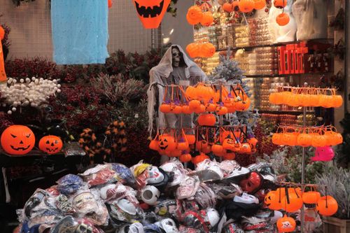 Hà Nội: Thị trường đồ chơi sôi động trước dịp lễ Halloween