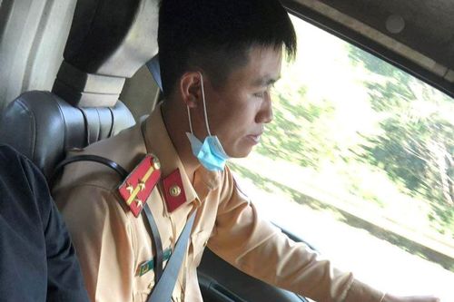 Cảnh sát giao thông giúp đỡ, đưa người bị nạn đi cấp cứu kịp thời