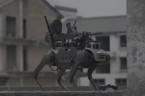 Video robot chó của Trung Quốc đổ bộ từ UAV, trang bị súng máy có thể bắn 650 phát/phút