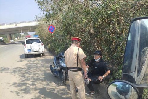 Cảnh sát Giao thông kịp thời giúp đỡ, đưa người bị nạn đi cấp cứu